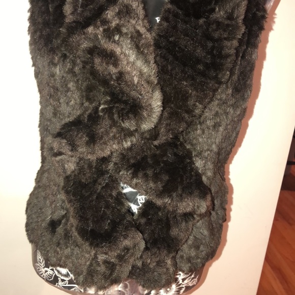 CLOTHES by REVUE medium brown knit faux fur vest with clasp closure - Picture 11 of 16